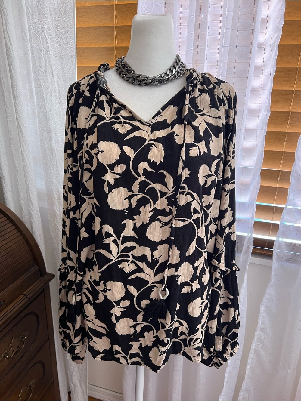 Knox Rose Black and Cream Floral V-Neck Blouse